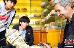 木雕艺人绘刻新疆风情 助推传统木雕“走出去”