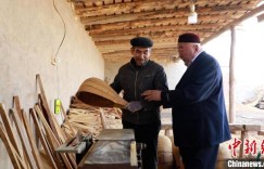 探访新疆民间手工乐器制作第一村：家家守村业 产值逾千万