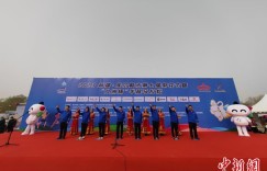 新疆库尔勒市半程马拉松在鸿雁河畔鸣枪开跑