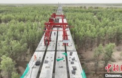 加强生态保护 新疆图昆公路叶尔羌特大桥开始架梁