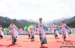 安徽颍上青年走进新疆表演国家级非遗花鼓灯