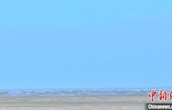 新疆鄯善县现海市蜃楼景象 游客体验神奇之旅