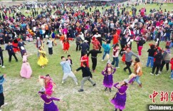 新疆旅游进入旺季 进出疆客流迎高峰