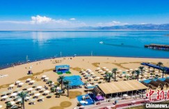 新疆博湖：沙排比赛“邂逅”旅游季 趣味十足