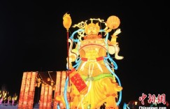 新疆兵团：游人感受蛇年新春国潮灯会