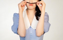 李兰迪最新写真，浅蓝色长裙，长发高马尾好漂亮