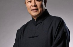 张铁林显苍老头发花白，年轻时情感多姿多彩，晚年在家写书法赚钱