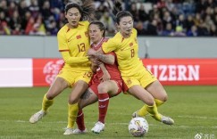 中国女足最新全家福出炉！主教练+25名球员，在西班牙海边拍合照