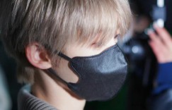 刘宇今日练习室下班饭拍，夜色里的氛围感帅哥，是撕漫男本男