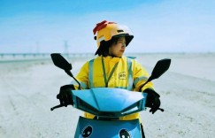 世界首条环沙漠铁路通车1周年：游客沙漠边上点外卖、住民宿品非遗