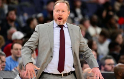 字母哥最新伤情曝光！雄鹿或遭热火黑八，主教练：他甚至无法起跳