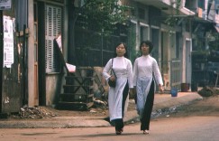 老照片:上世纪七十年代的西贡,漂亮美女正和外国帅哥聊天