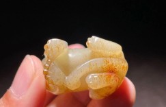 明·和田玉卧犬雕件:静穆中的灵动生机